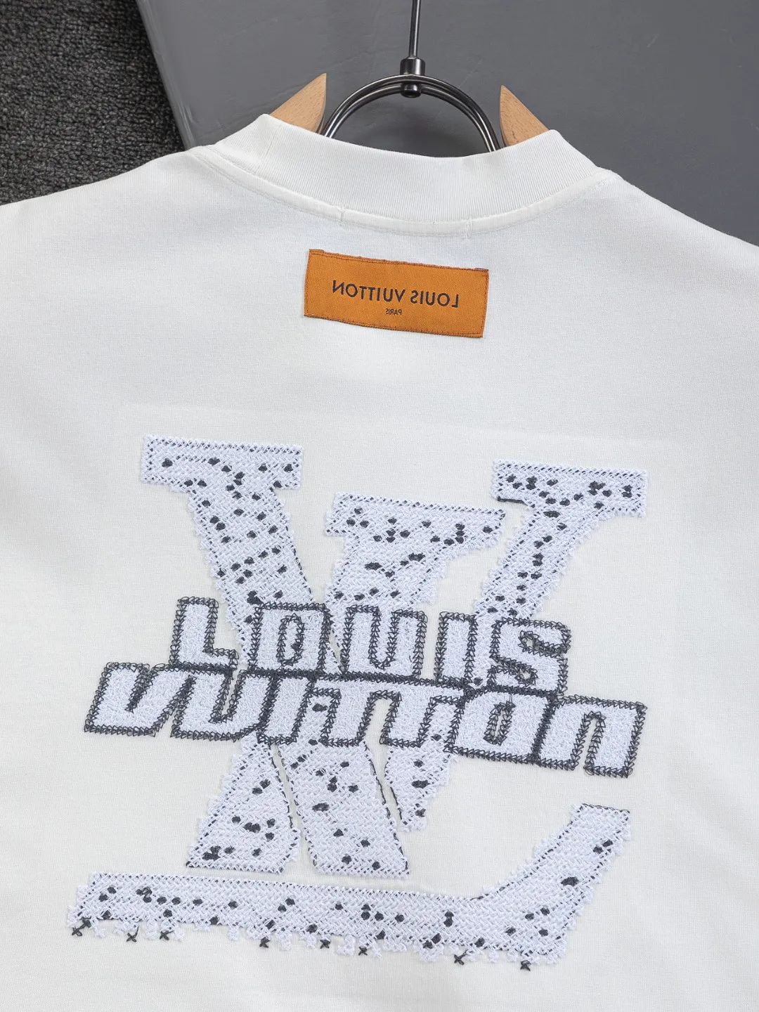 🅿️220 Louis Vuitton 1V LV lv slightly wide version S-XL LV 26ss new products are available at counters simultaneously. Multiple craftsmanship. Spotted letter logo on the chest🪡 embroidery. Large spotted letter logo on the back panel🪡 embroidery. Round neck short-sleeved T-shirt, same style for men and women! Consigned to one-to-one creation. Synchronized with the official website, pure cotton fabrics at the counter! It is close to the skin and comfortable, durable and easy to wear. It has a classic and simple logo design and meticulous original craftsmanship. Short-sleeves, a must-have item for men, do not appear to be the same for the general public, but must be unique and eye-catching. This LV short-sleeve is all about quality, comfort, the same shape and fashion as always, including fabrics and cutting techniques. All of them have been made with great effort! 320 grams of washed pure cotton fabric, pure cotton is breathable, very refreshing and comfortable for daily wear. The rib knitting on the neckline is smooth and tight, and the neckline will not be skewed if you toss it at will. The loose version, you will find that it looks really good on the upper body. The overall is minimalist and neat, super versatile for daily use! Pair it casually with a pair of pants for a youthful look. A T-shirt will make your outfit crazy. It is a fashionable item that can never go wrong! Color: Black White Size: S-XL Size chart: S: Shoulder width 50-Bust 56-Length 70 M: Shoulder width 52-Bust 57-Length 72 L: Shoulder width 54-Bust 59-Length 74 XL: Shoulder width 56-Bust 62-Length 76